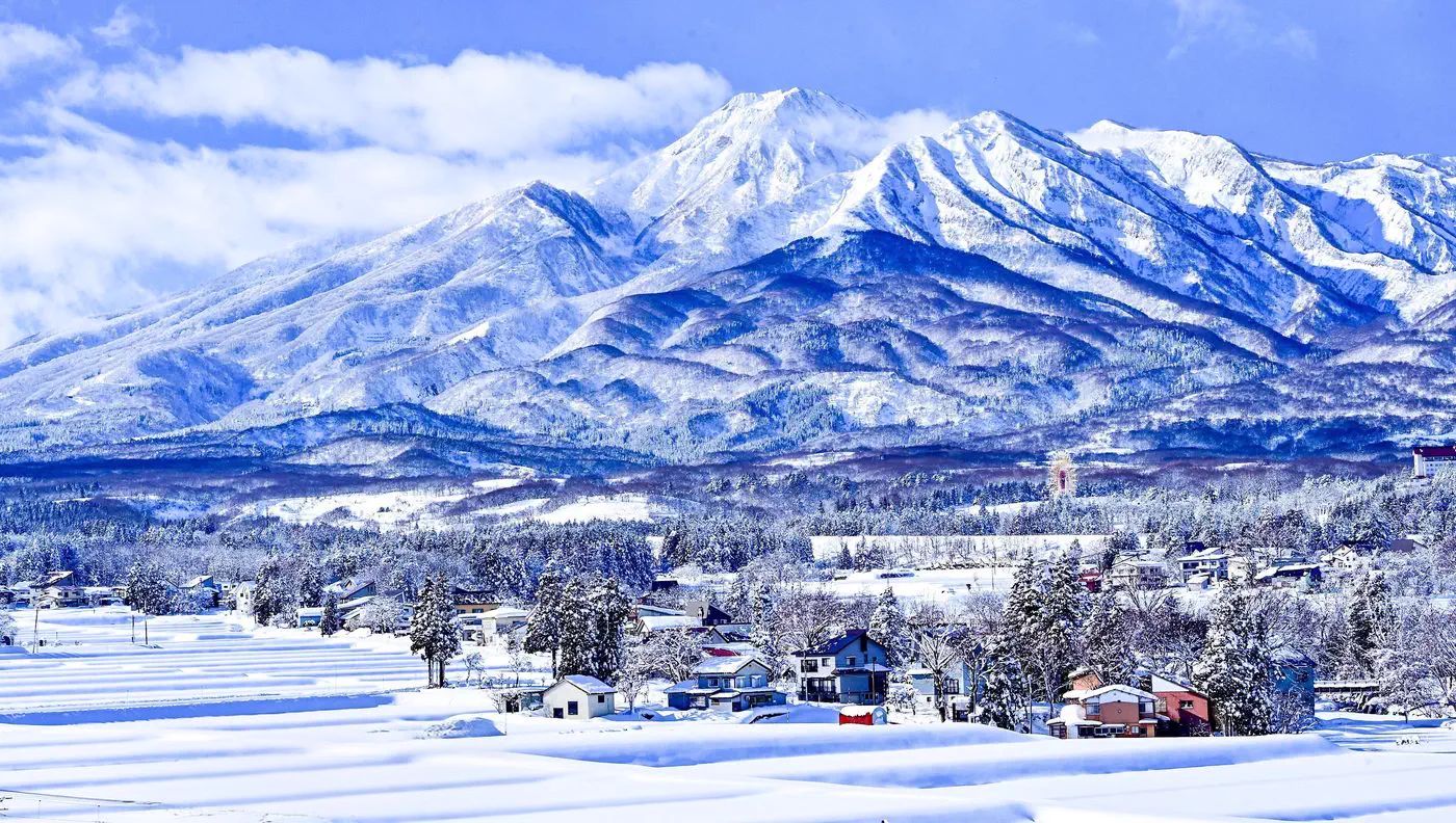 雪化粧した妙高山と雪国の集落